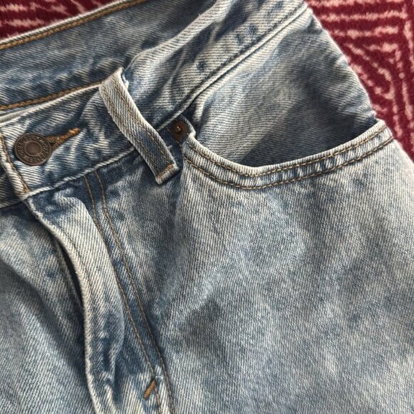 Levi's 23 Light Wash Straight Leg Mom Jean - Picture 6 of 12